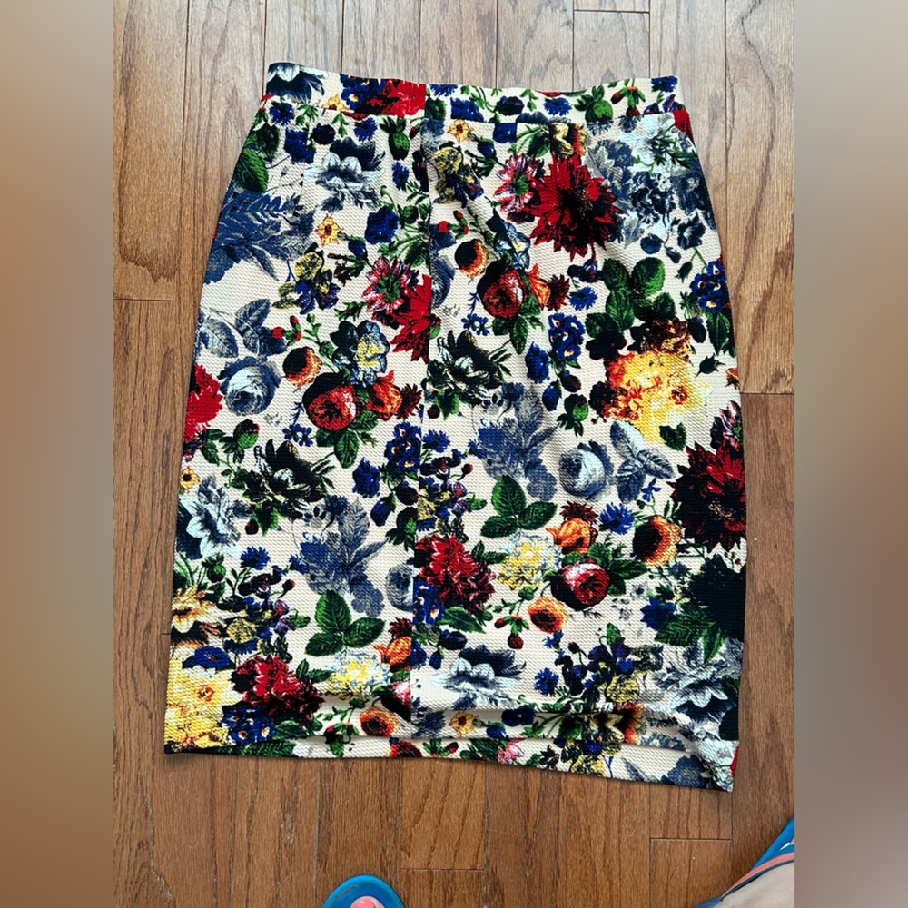 Flowery pencil skirt